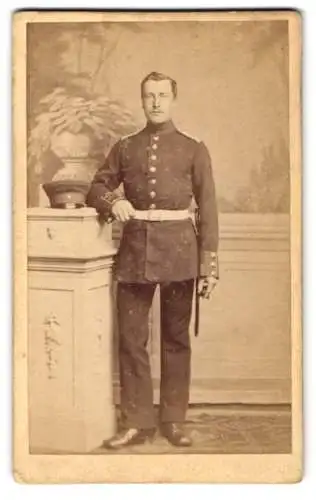 Fotografie Carl Wolf, Celle, hinterm Brauhause Nr. 2, Soldat in Uniform