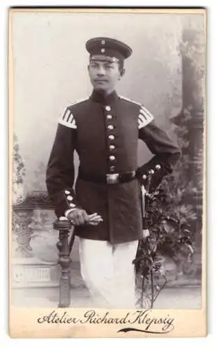 Fotografie Richard Klepsig, Hildesheim, Osterthor 7, Soldat in Musiker Uniform mit Bajonett