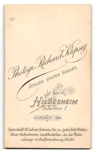 Fotografie Richard Klepsig, Hildesheim, Osterthor 7, Soldat in Musiker Uniform mit Bajonett