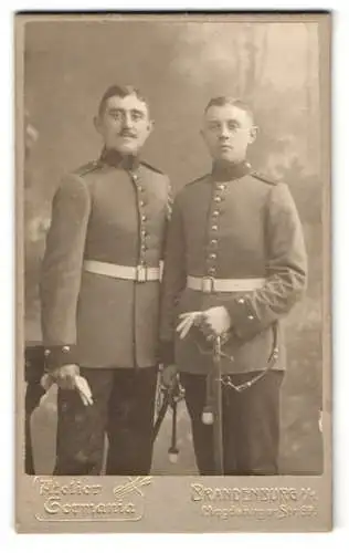 Fotografie Atelier Germania, Brandenburg a. d. Havel, Magdeburger Str. 39, Zwei Soldaten in Uniform mit Säbel