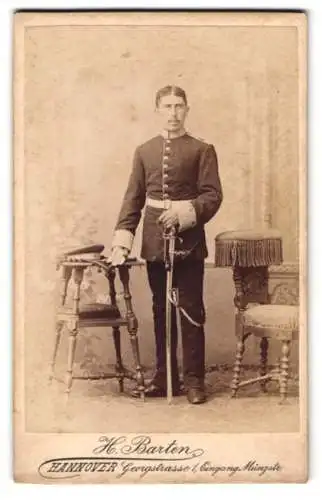 Fotografie H. Barten, Hannover, Georgstrasse 1, Soldat mit Säbel und Portepee