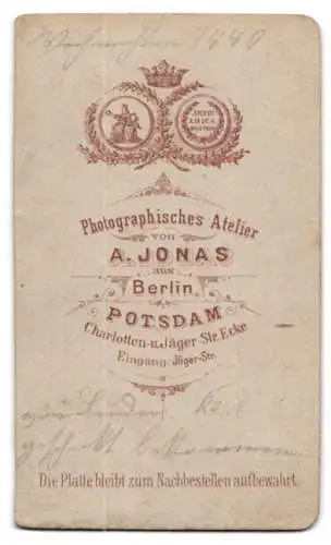 Fotografie A. Jonas, Potsdam, Charlotten-u. Jäger-Str. Ecke, Uffz. in Uniform mit Bajonett und Portepee