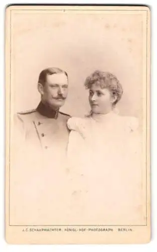 Fotografie J.C. Schaarwächter, Berlin, Leipziger Str. 130, Porträt eines Soldaten in Uniform mit seiner Frau