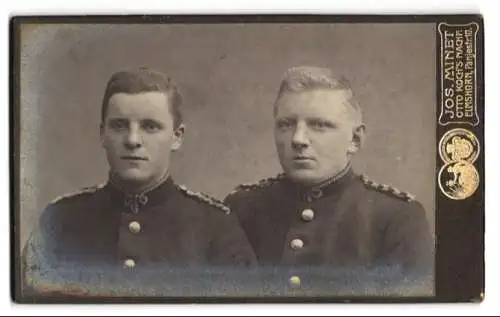 Fotografie Jos. Minet, Elmshorn, Panjestrasse 10, Porträt von zwei Beamte in Uniform