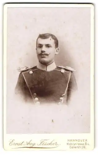 Fotografie Ernst Aug. Fischer, Hannover, Mehlstrasse 6, Ulan in Uniform mit Epauletten