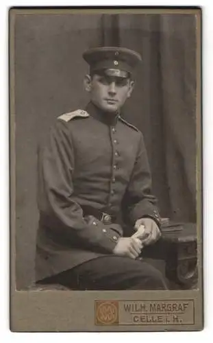 Fotografie Wilh. Margraf, Celle, Soldat in Uniform Rgt. 77