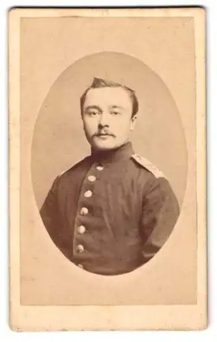 Fotografie Carl Wolf, Celle, Allencellerthor No. 1, Soldat in Uniform rgt. 77