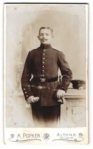 Fotografie A. Popken, Altona, Königstr. 97, Portrait eines Soldaten in Uniform Inf.-Rgt. 31