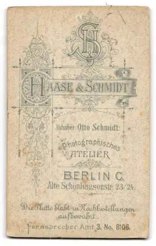 Fotografie Haase &amp Schmidt, Berlin, Alte Schönhauserstr. 23 /24, Portrait eines Soldaten in Uniform mit Epauletten