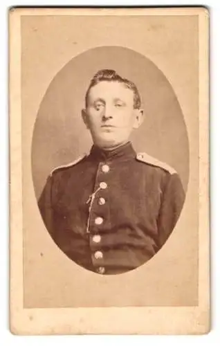 Fotografie Carl Wolf, Celle, Altencellerthor No. 1, Soldat in Uniform