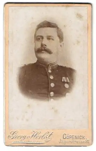 Fotografie Georg Herbst, Cöpenick, Jägerstrasse 97, Uffz. in Uniform mit Orden