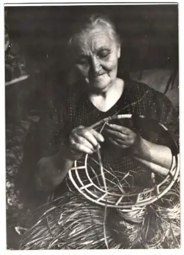 Fotografie Wilhelm Sturm, Ansicht Sebastiansberg / Erzgebirge, Korbflechterin während der Heimarbeit