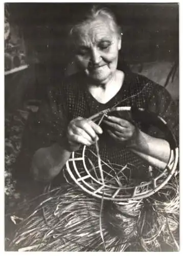 Fotografie Wilhelm Sturm, Ansicht Sebastiansberg / Erzgebirge, Korbflechterin während der Heimarbeit