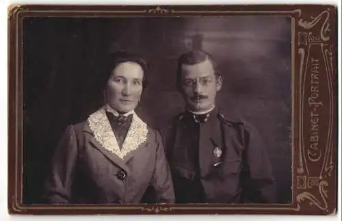 Fotografie unbekannter Fotograf und Ort, Portrait K.u.K. Soldat in Uniform mit Orden und Schützenschnur nebst Frau