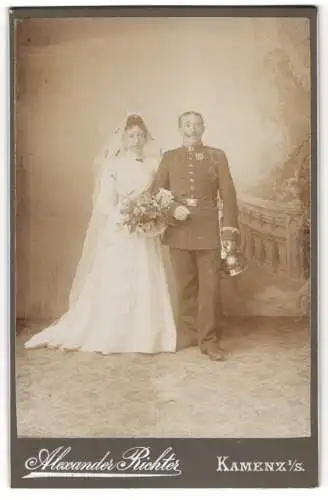 Fotografie Alexander Richter, Kamenz i. Sa., sächsischer Uffz. in Uniform mit Orden und Pickelhaube nebst Braut