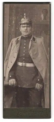 Fotografie Wilh. Margraf, Celle, Soldat in Uniform Art. Rgt. 46 mit Pickelhaube und Mantel