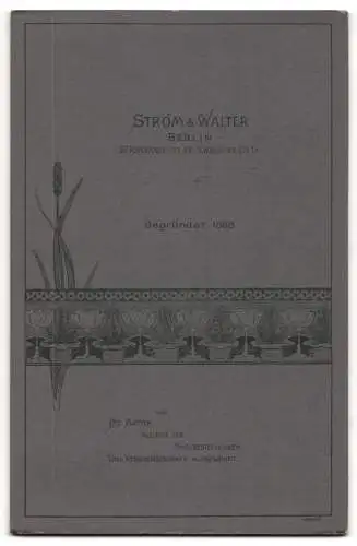 Fotografie Strom & Walter, Berlin, älterer Herr in Zivil mit Ordensband nebst seiner Frau