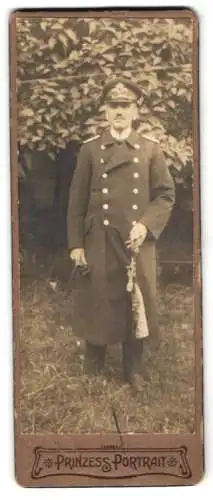 Fotografie unbekannter Fotograf und Ort, Marine Offizier in Uniform mit Säbel und Portepee, 1914