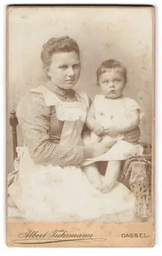 Fotografie Albert Fuhrmann, Cassel, Amme / Kindermädchen mit ihrem Zögling, 1899