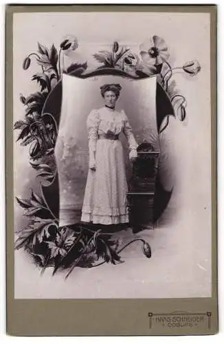 Fotografie Hans Schneider, Coburg, Dame im Pünktchenkleid mit Halsband, im Passepartout