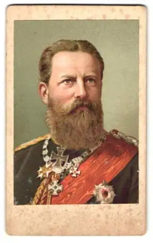 Fotografie unbekannter Fotograf und Ort, Kaiser Friedrich III. in Uniform mit Orden