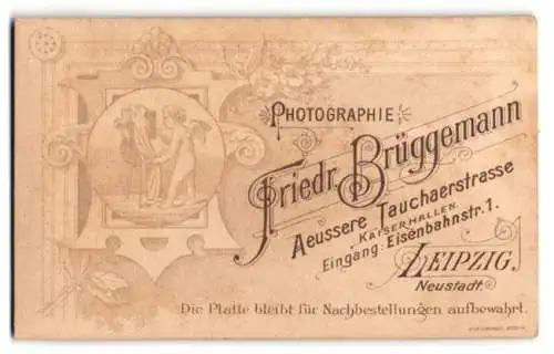 Fotografie Friedr. Brüggemann, Leipzig, Aeussere Tauchaerstrasse, Engel mit Plattenkamera als Fotograf