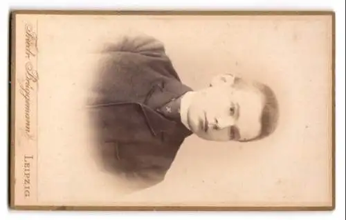 Fotografie Friedr. Brüggemann, Leipzig, Aeussere Tauchaerstrasse, Engel mit Plattenkamera als Fotograf