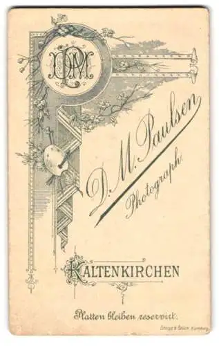 Fotografie D. M. Paulsen, Kaltenkirchen, Monogramm des Fotografen im Passepartout