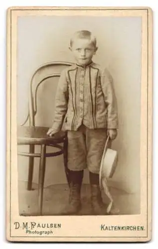 Fotografie D. M. Paulsen, Kaltenkirchen, Monogramm des Fotografen im Passepartout