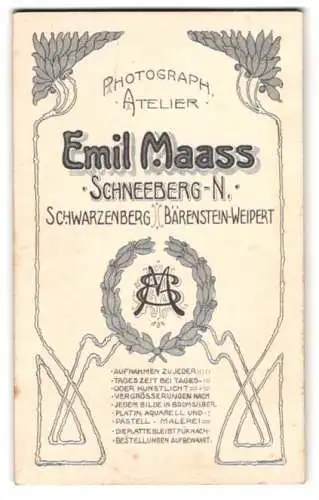 Fotografie Emil Maass, Schneeberg-Neustädtel, Monogramm des Fotografen mit floraler Verzierung