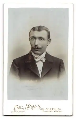 Fotografie Emil Maass, Schneeberg-Neustädtel, Monogramm des Fotografen mit floraler Verzierung