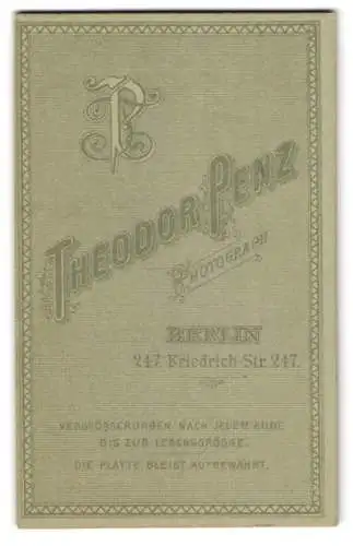 Fotografie Theodor Penz, Berlin, Friedrich-Str. 247, Anschrift des Ateliers mit Monogramm des Fotografen