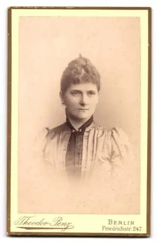 Fotografie Theodor Penz, Berlin, Friedrich-Str. 247, Anschrift des Ateliers mit Monogramm des Fotografen