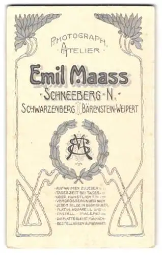 Fotografie Emil Maass, Schneeberg-Neustädtel, Monogramm des Fotografen, florale Verzierung