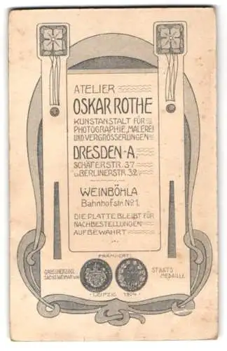 Fotografie Oskar Rothe, Weinböhla, Bahnhofstr. 1, Anschrift der Ateliers des Fotografen im jugendstil Rahmen