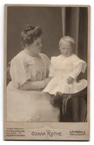 Fotografie Oskar Rothe, Weinböhla, Bahnhofstr. 1, Anschrift der Ateliers des Fotografen im jugendstil Rahmen