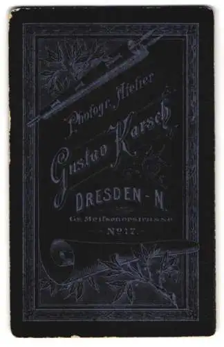 Fotografie Gustav Karsch, Dresden, Gr. Meissenerstr. 17, Anschrift des Ateliers auf einer Schriftrolle