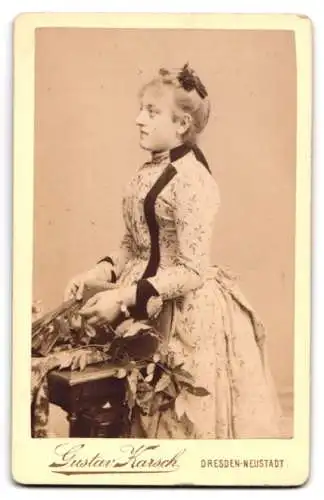 Fotografie Gustav Karsch, Dresden, Gr. Meissenerstr. 17, Anschrift des Ateliers auf einer Schriftrolle