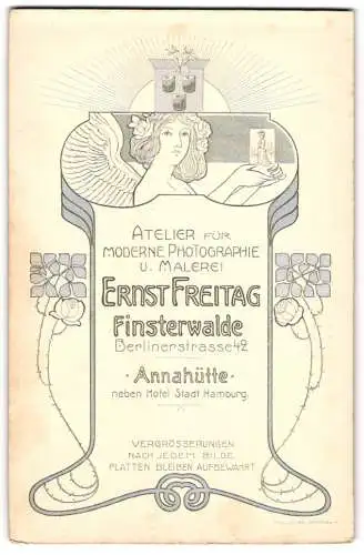 Fotografie Ernst Freitag, Finsterwalde, Berlinerstr. 42, Engel Portrait im Jugendstil hält Fotografie