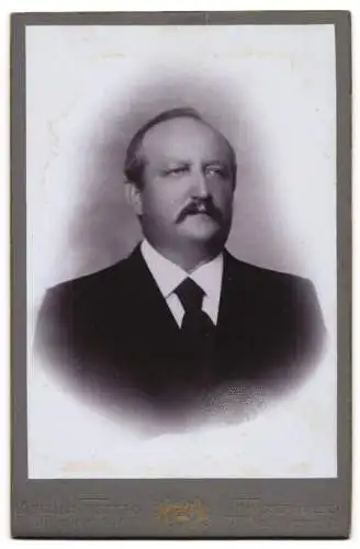 Fotografie Ernst Freitag, Finsterwalde, Berlinerstr. 42, Engel Portrait im Jugendstil hält Fotografie