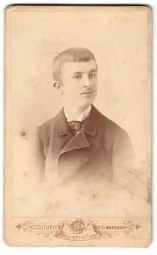 Fotografie J. Couturier, Paris, Boulevard Beaumarchais 31, Porträt eines jungen Mannes