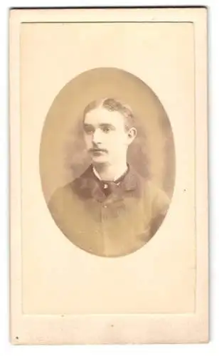 Fotografie Laurent-Henry, Paris, Boulevard des Italiens 15, Portrait eines jungen Mannes