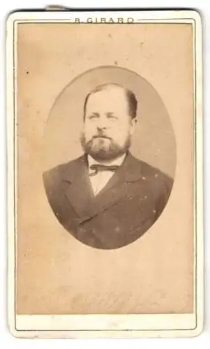 Fotografie R. Girard, Paris, Rue Menilmontant 149, Portrait eines Herren mit Vollbart