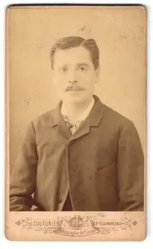 Fotografie J. Couturier, Paris, Boulevard Beaumarchais 51, Portrait eines jungen Mannes