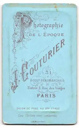 Fotografie J. Couturier, Paris, Boulevard Beaumarchais 51, Junge mit Anzug und Schleife