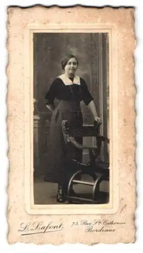 Fotografie L. Lafont, Bordeaux, Rue St. Catherine 75, Frau im eleganten Kleid