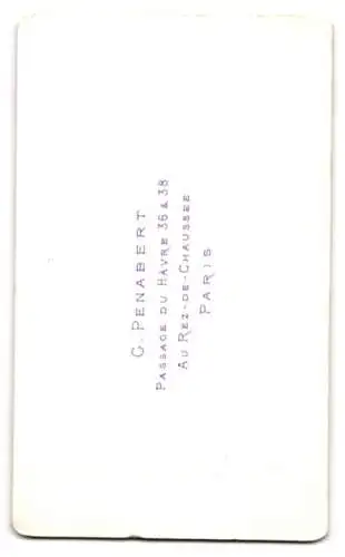 Fotografie C. Penabert, Paris, Passage du Hâvre 36 & 38, Kleinkind auf gepolstertem Stuhl