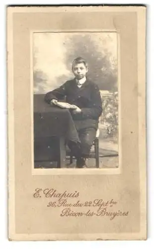 Fotografie E. Chapuis, Bécon-les-Bruyères, Rue du 22 Sept. 96, Junge mit Buch in der Hand