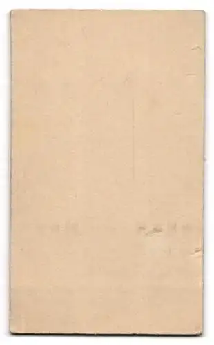 Fotografie E. Chapuis, Bécon-les-Bruyères, Rue du 22 Sept. 96, Junge mit Buch in der Hand