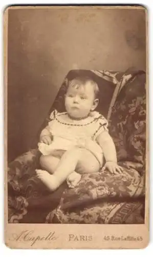 Fotografie A. Capelle, Paris, Rue Laffitte 45, Sitzendes Baby auf besticktem Sessel